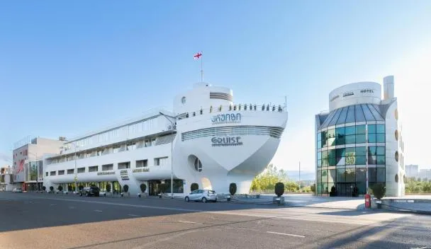 Cruise restaurant near Green Tower Hotel